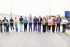 Entrega Alcalde recarpeteo en calle Hidalgo