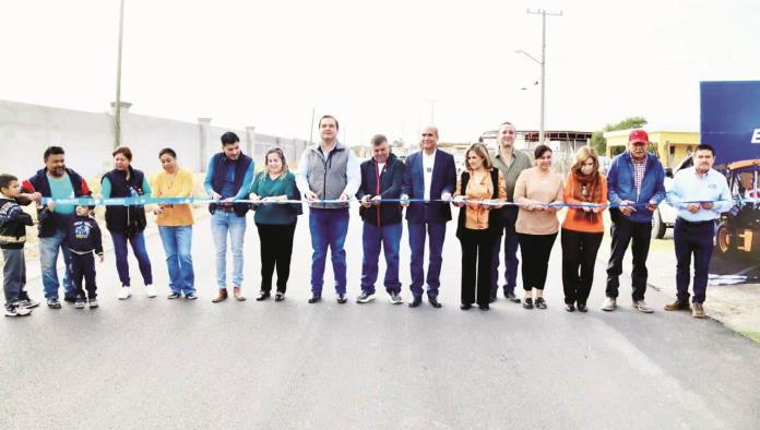 Entrega Alcalde recarpeteo en calle Hidalgo