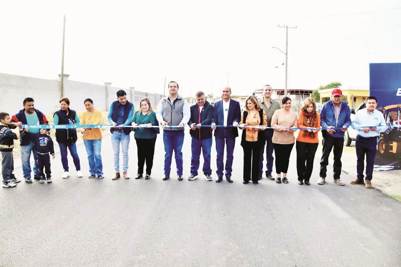 El alcalde Dr. Mario Dávila, acompañado de su esposa y miembros del cabildo, inauguró la rehabilitación de la calle Hidalgo, una obra muy esperada por los vecinos de la colonia Estancias que mejorará la vialidad y el acceso al panteón.