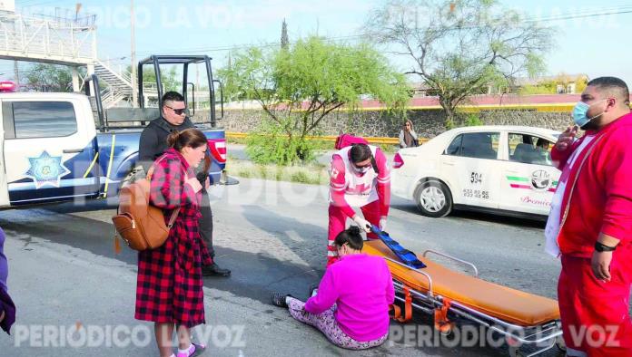 Derrapa embrazada por charco de agua