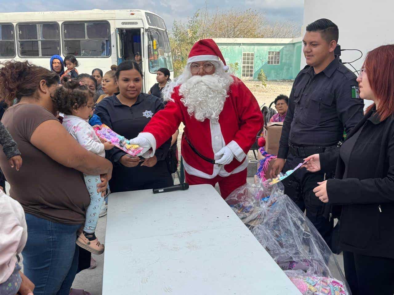 Lleva seguridad pública sonrisas a la colonia Lupita Murguía