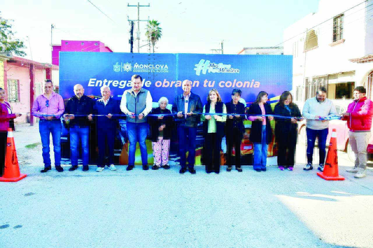 El alcalde Dr. Mario Dávila Delgado, acompañado de autoridades y vecinos, corta el listón inaugural de la obra de reposición de la red de agua potable en la colonia Primero de Mayo.