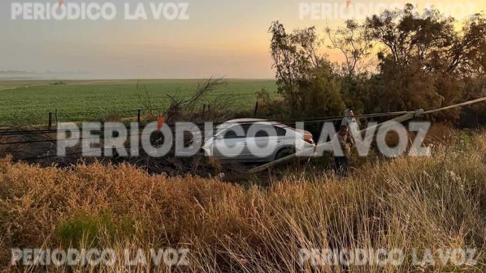 Se sale de la 30 y choca contra poste Se sale de la 30 y choca contra poste