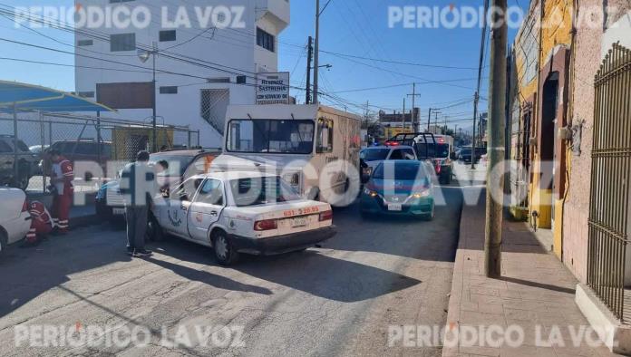 Camión choca y arrastra a un taxi