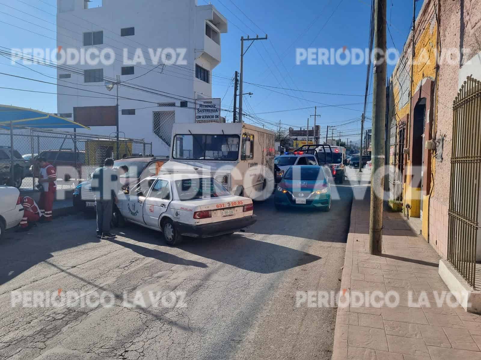 Camión choca y arrastra a un taxi