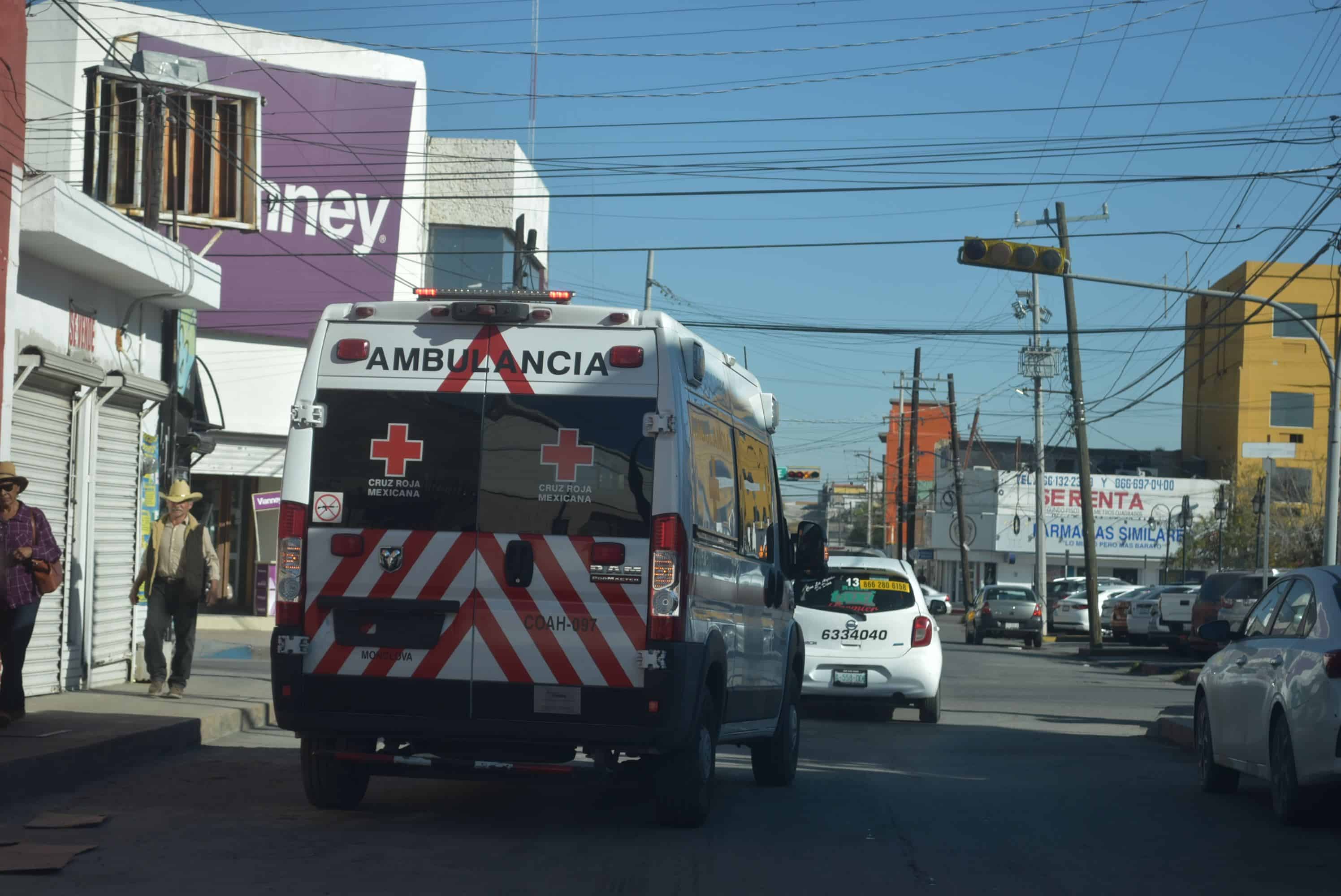 Camión choca y arrastra a un taxi