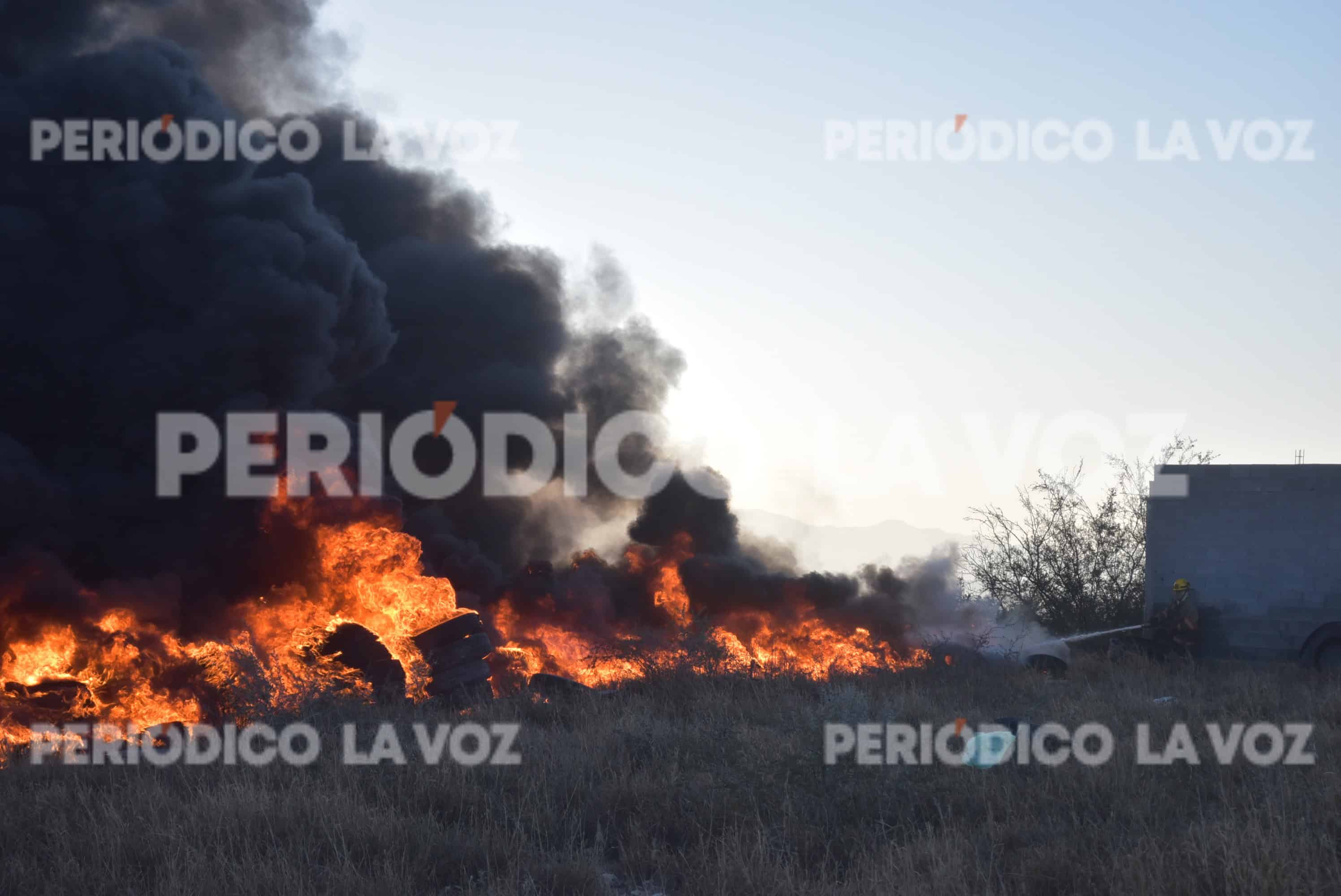 Incendio en tirado clandestino pone en jaque a Bomberos