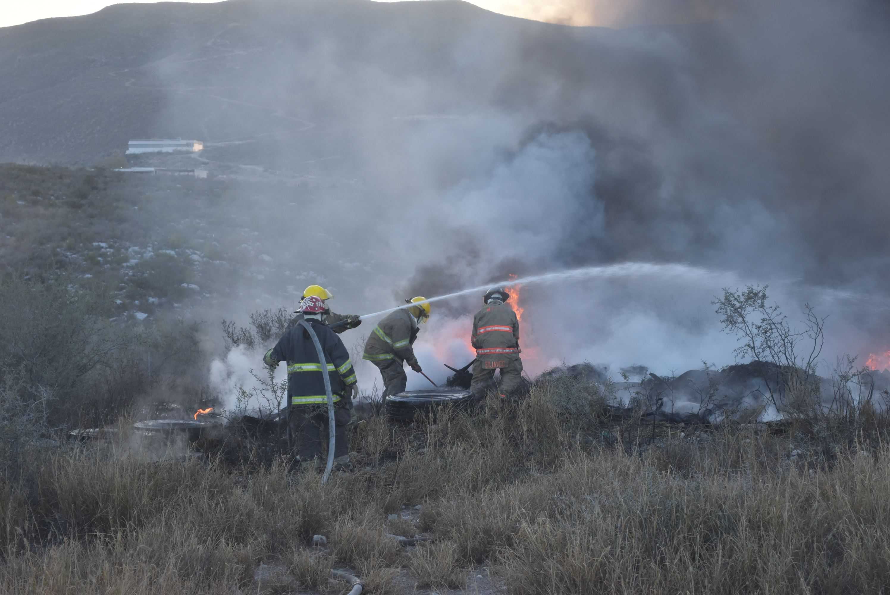 Incendio en tirado clandestino pone en jaque a Bomberos