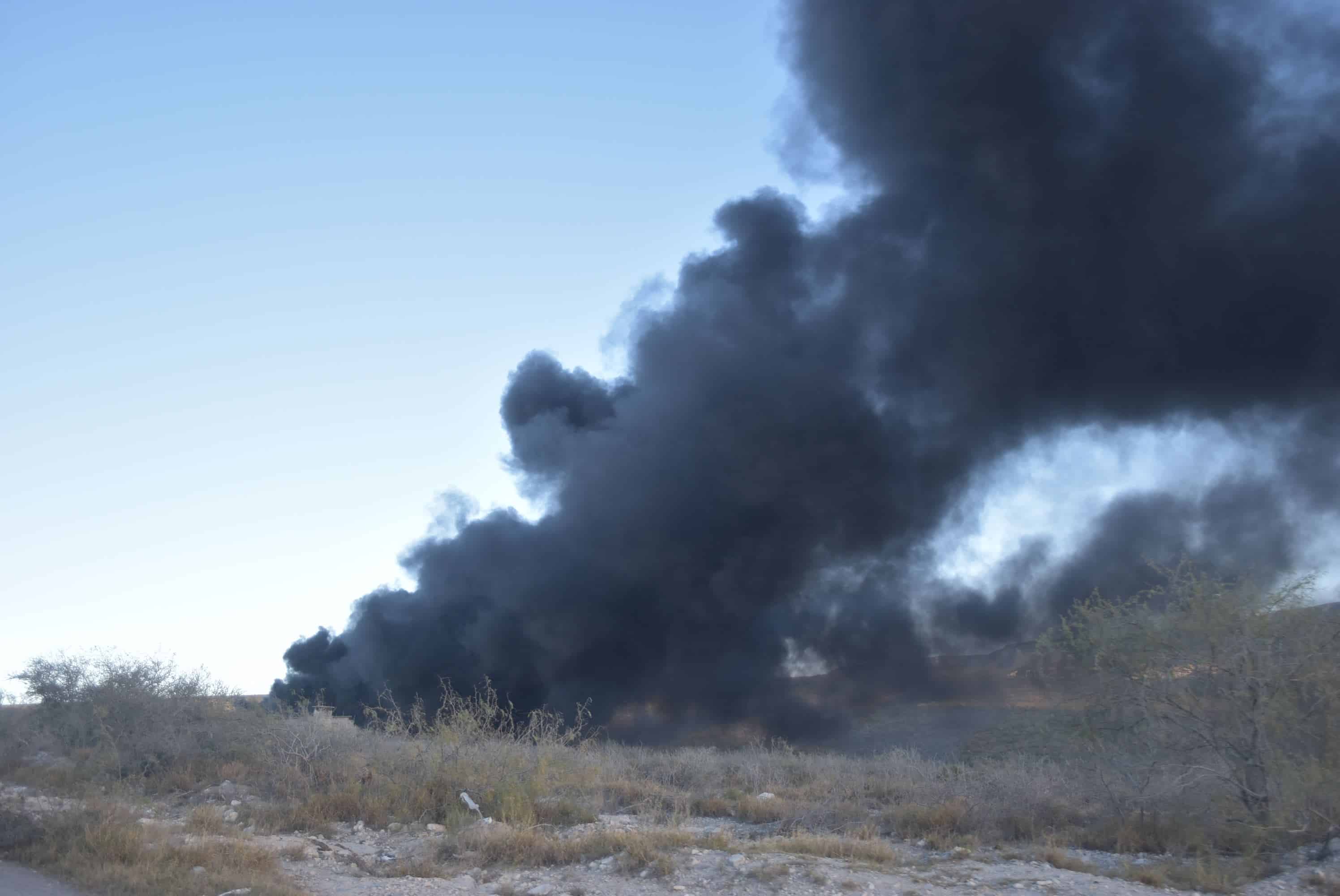 Incendio en tirado clandestino pone en jaque a Bomberos