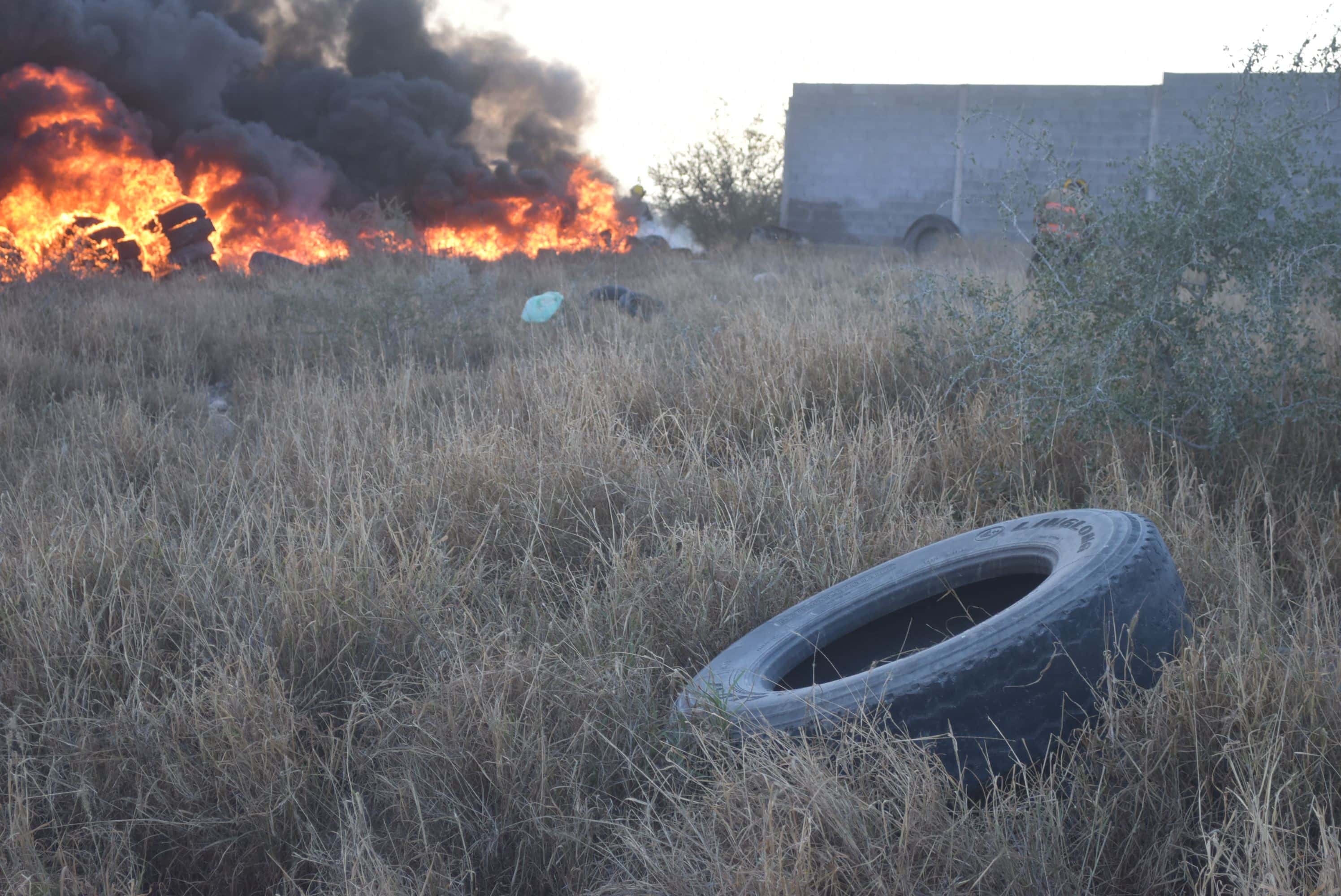 Incendio en tirado clandestino pone en jaque a Bomberos