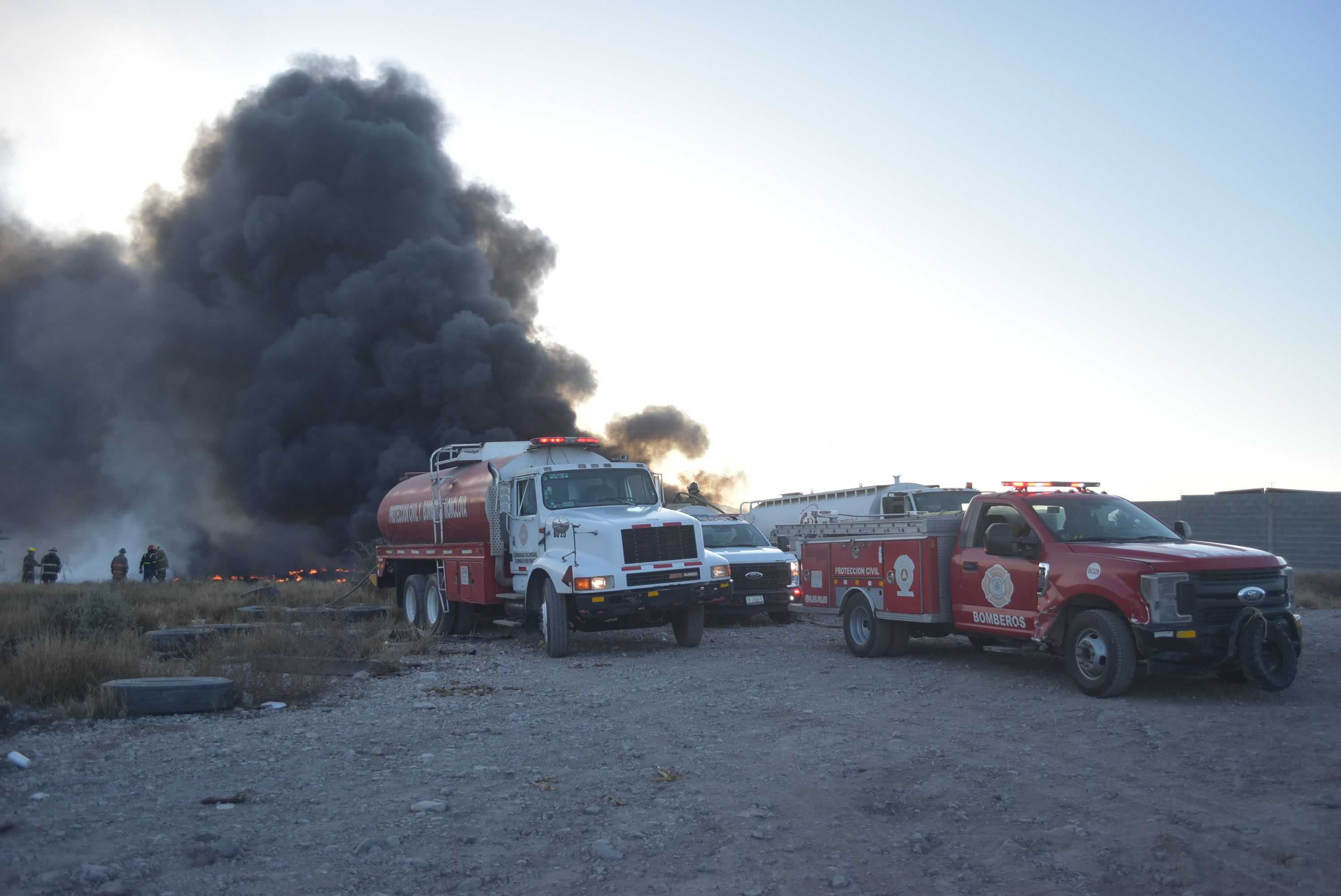 Incendio en tirado clandestino pone en jaque a Bomberos