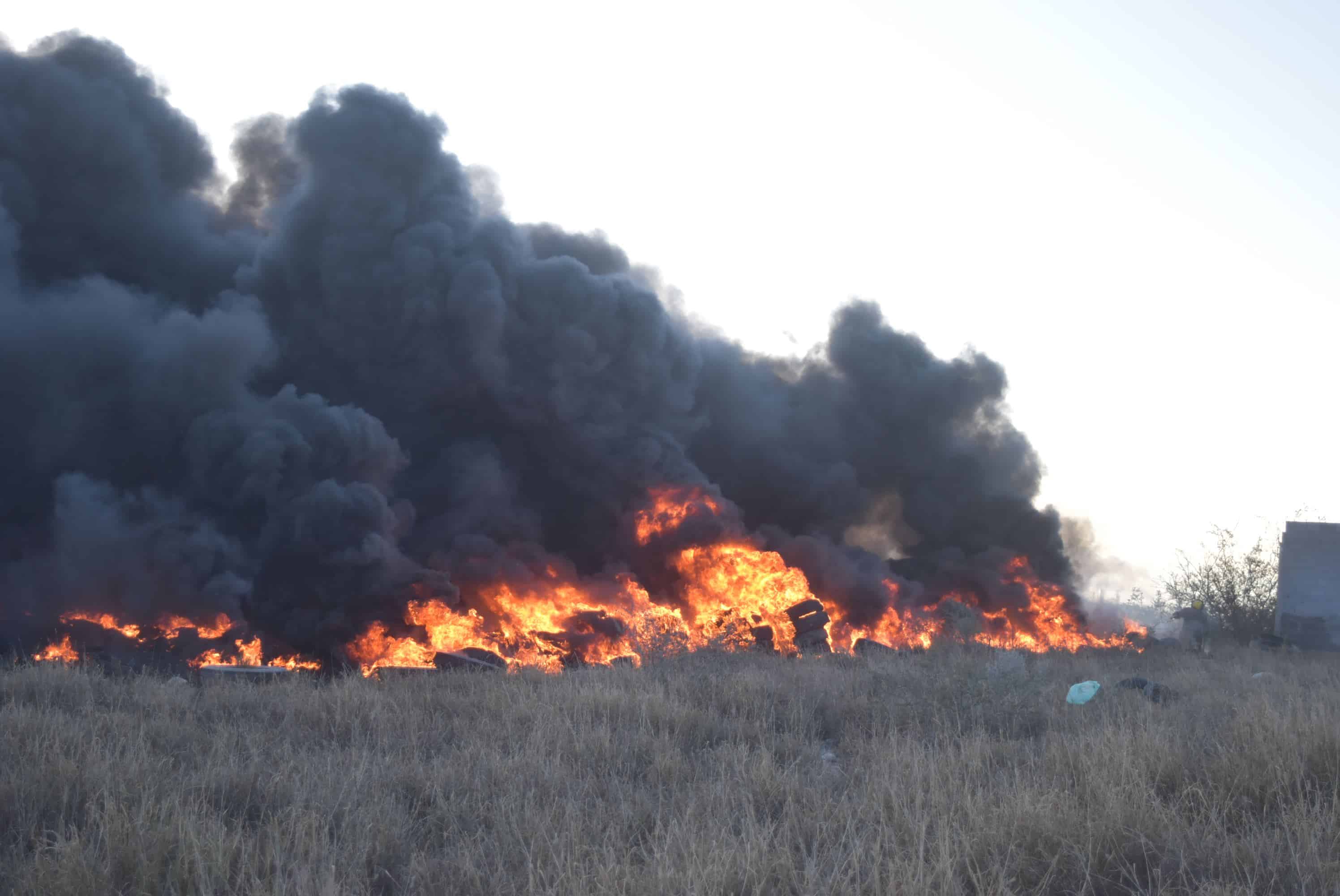 Incendio en tirado clandestino pone en jaque a Bomberos