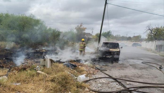 Arrasa con vehículo incendio en zacatal en la San Anselmo