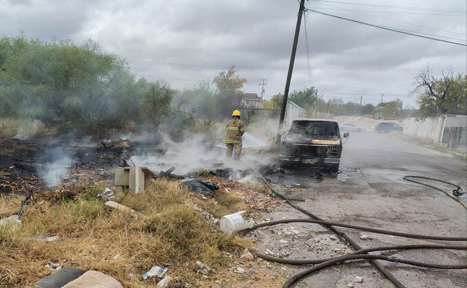 Arrasa con vehículo incendio en zacatal en la San Anselmo