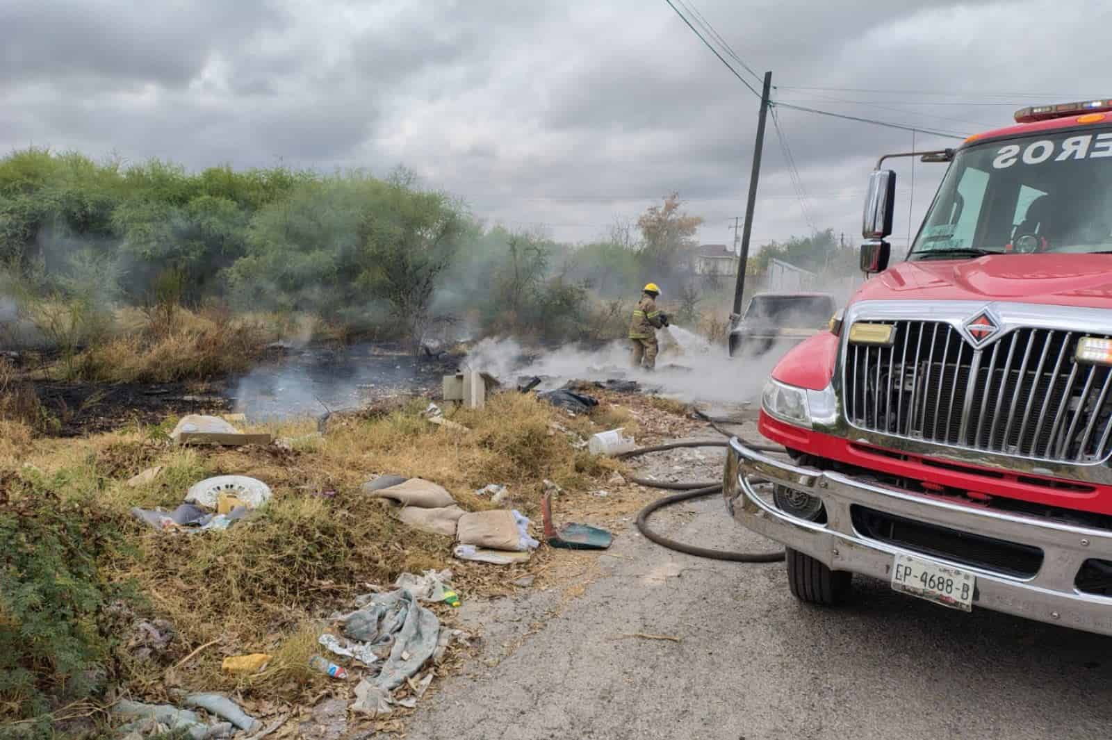 Arrasa con vehículo incendio en zacatal en la San Anselmo