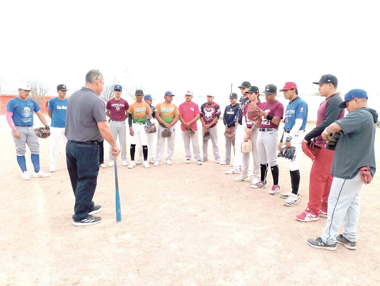 Más de 40 jóvenes participaron en el tryout que dirigió Sergio Atwell, en el parque del municipio de Sacramento.