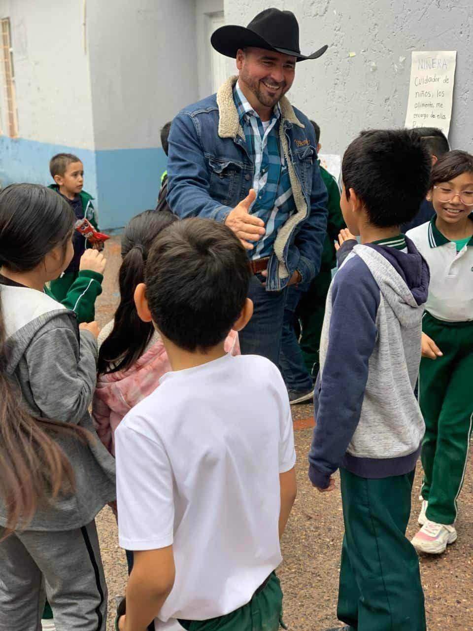 Iván Ochoa Promete Mejoras para Escuela Adolfo López Mateos