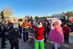 Policías Reparten Regalos y Fomentan Cercanía con la Comunidad en Allende