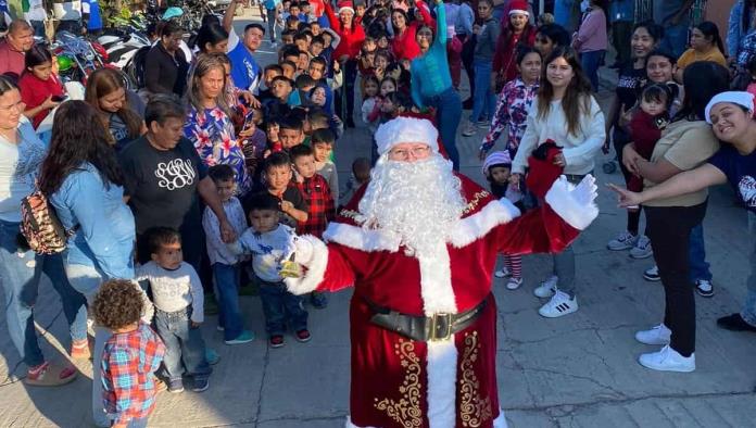 Llevan regalos a niños de  La Infonavit-Reforma