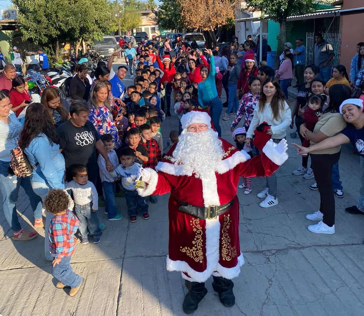 Llevan regalos a niños de  La Infonavit-Reforma