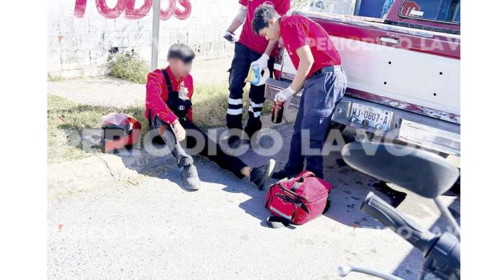 Se ‘vuela’ alto y choca contra auto