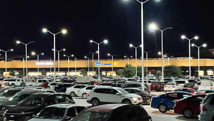 Abarrotan familias el Paseo Monclova