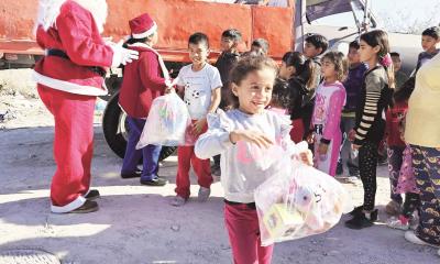 Realiza Santa su recorrido navideño