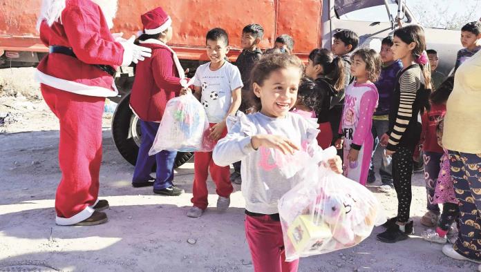 Realiza Santa su recorrido navideño