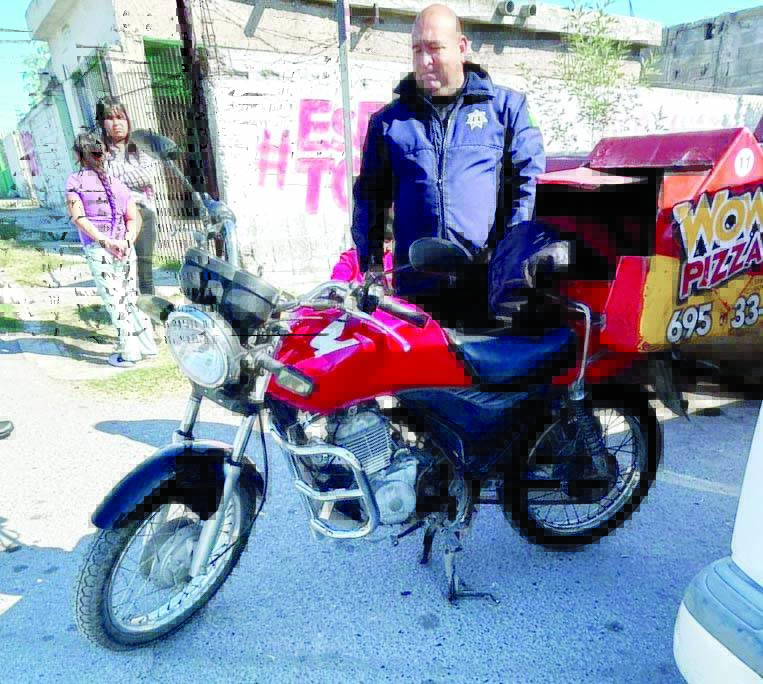 Se ‘vuela’ alto y choca contra auto