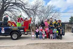 Policías de Zaragoza celebran la Navidad con niños de los Cinco Manantiales