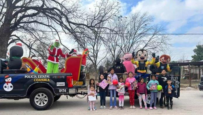 Policías de Zaragoza celebran la Navidad con niños de los Cinco Manantiales