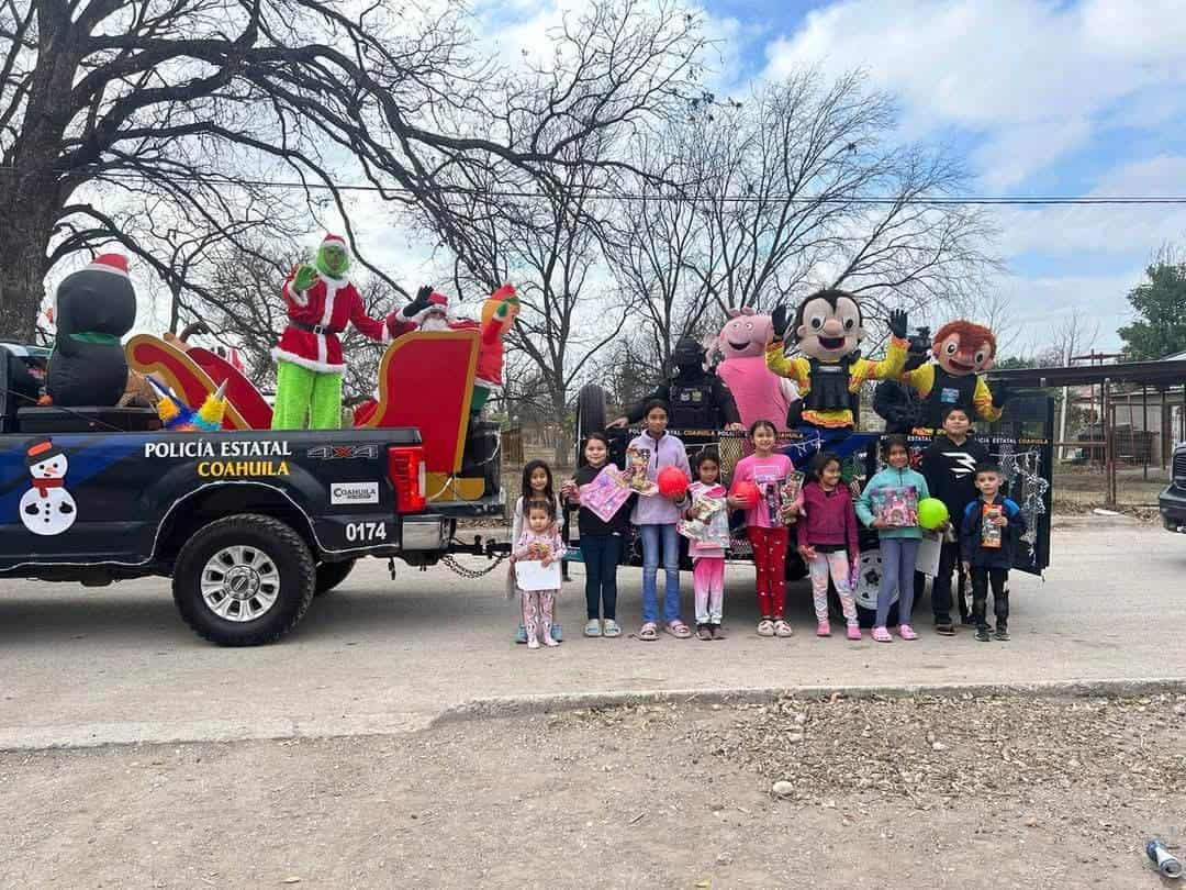 Policías de Zaragoza celebran la Navidad con niños de los Cinco Manantiales