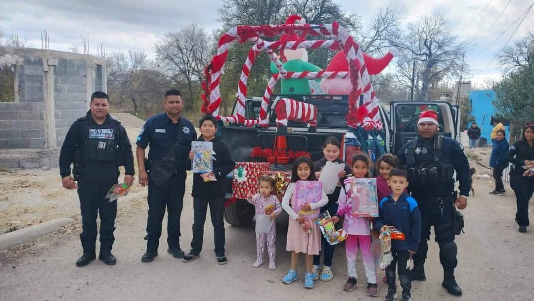 Policías de Zaragoza celebran la Navidad con niños de los Cinco Manantiales