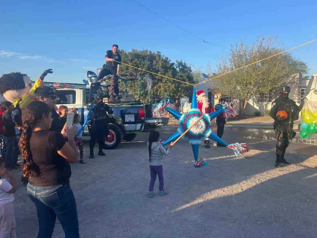 Policías de Zaragoza celebran la Navidad con niños de los Cinco Manantiales