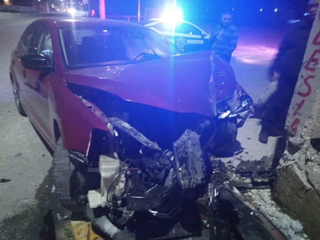 Accidente por alcohol en Ciudad Acuña: Conductor impacta carga de concreto