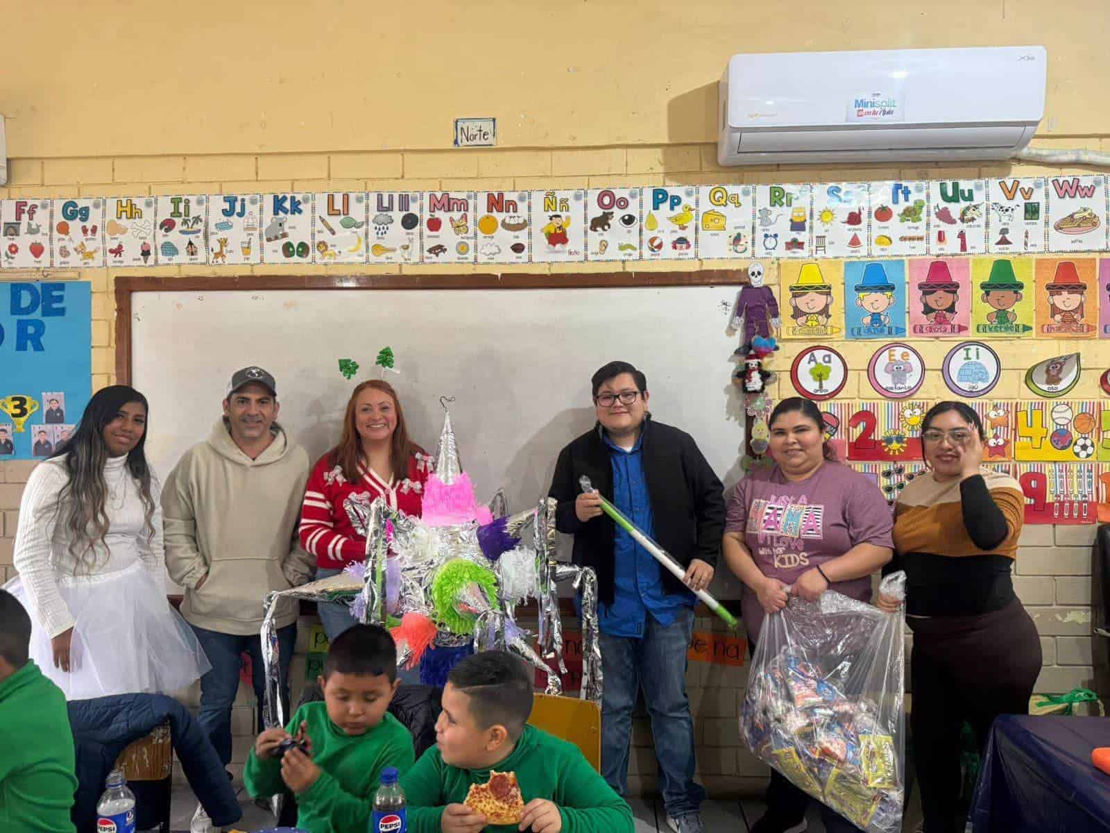 Entregan mochilas escolares a niños de ejidos en Ciudad Acuña