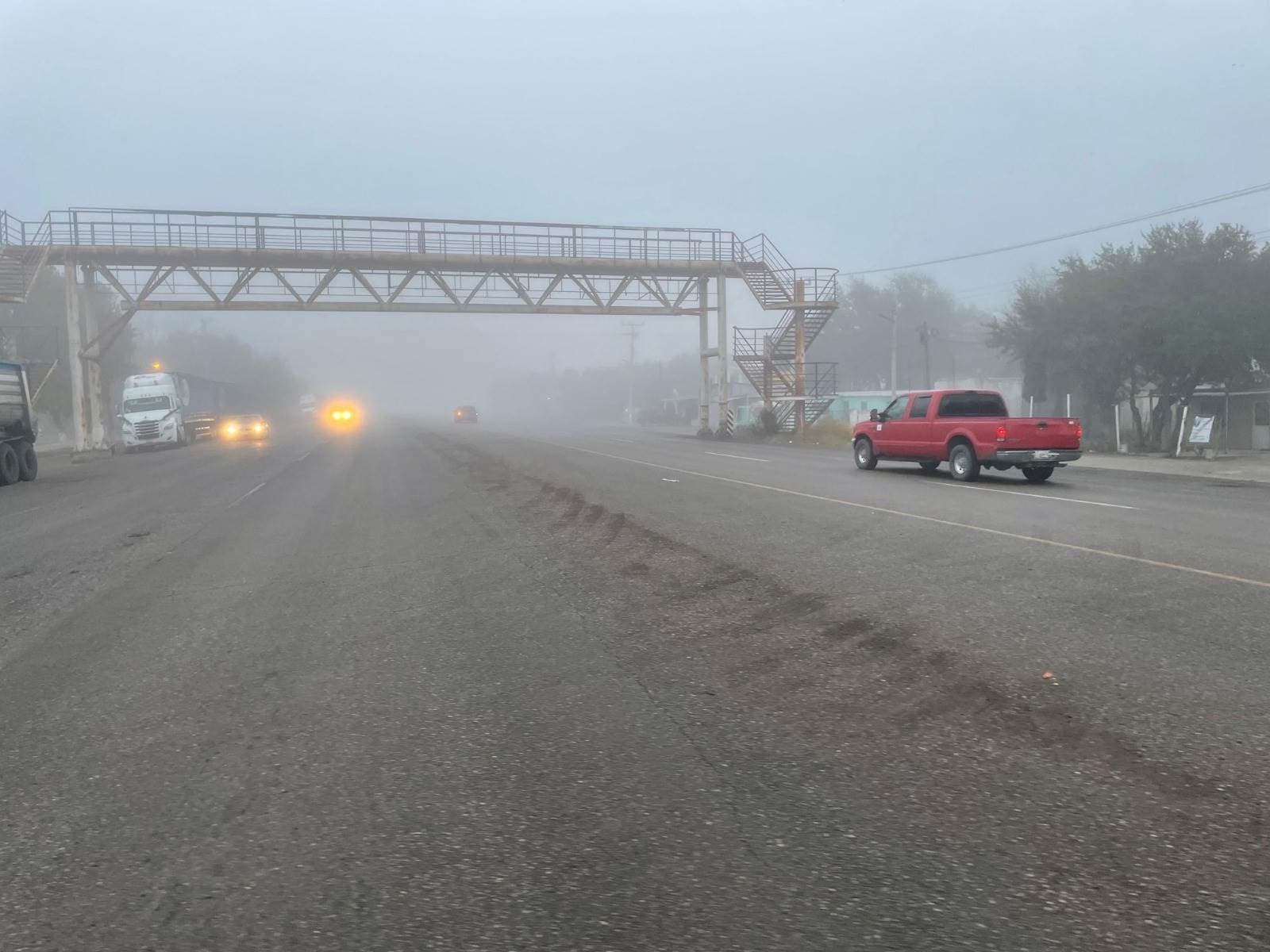 Neblina Espesa en la Carretera 57 Genera Riesgo para Automovilistas en Allende y PN