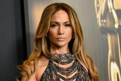 Cachan a Jennifer Lopez acompañada de un atractivo hombre