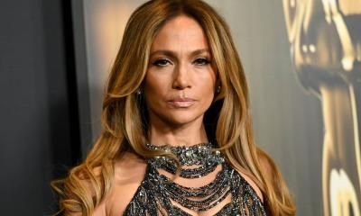 Cachan a Jennifer Lopez acompañada de un atractivo hombre