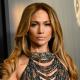 Cachan a Jennifer Lopez acompañada de un atractivo hombre