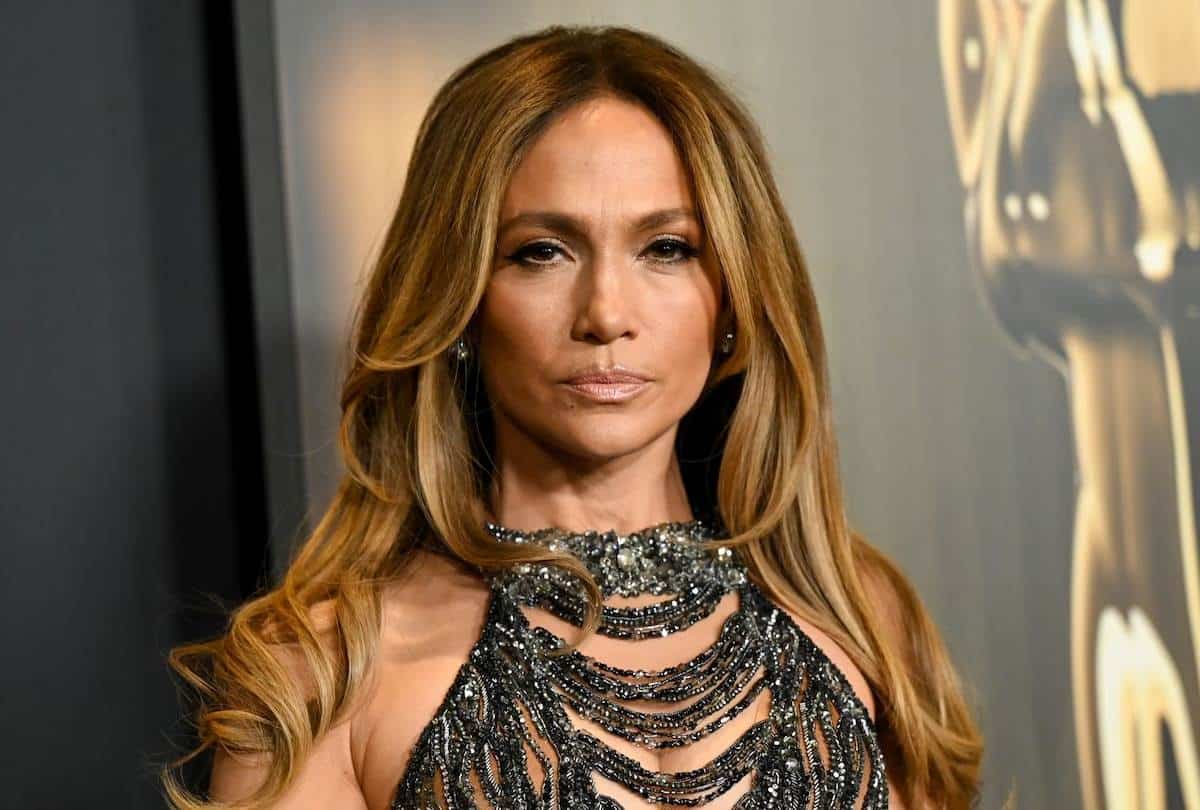 Cachan a Jennifer Lopez acompañada de un atractivo hombre