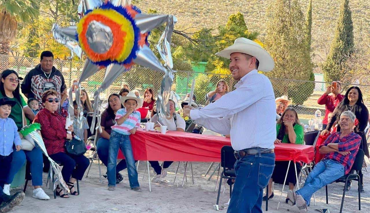 El Alcalde Hugo Lozano se dio tiempo de celebrar la Navidad con habitantes del Ejido San Antonio de las Higueras.