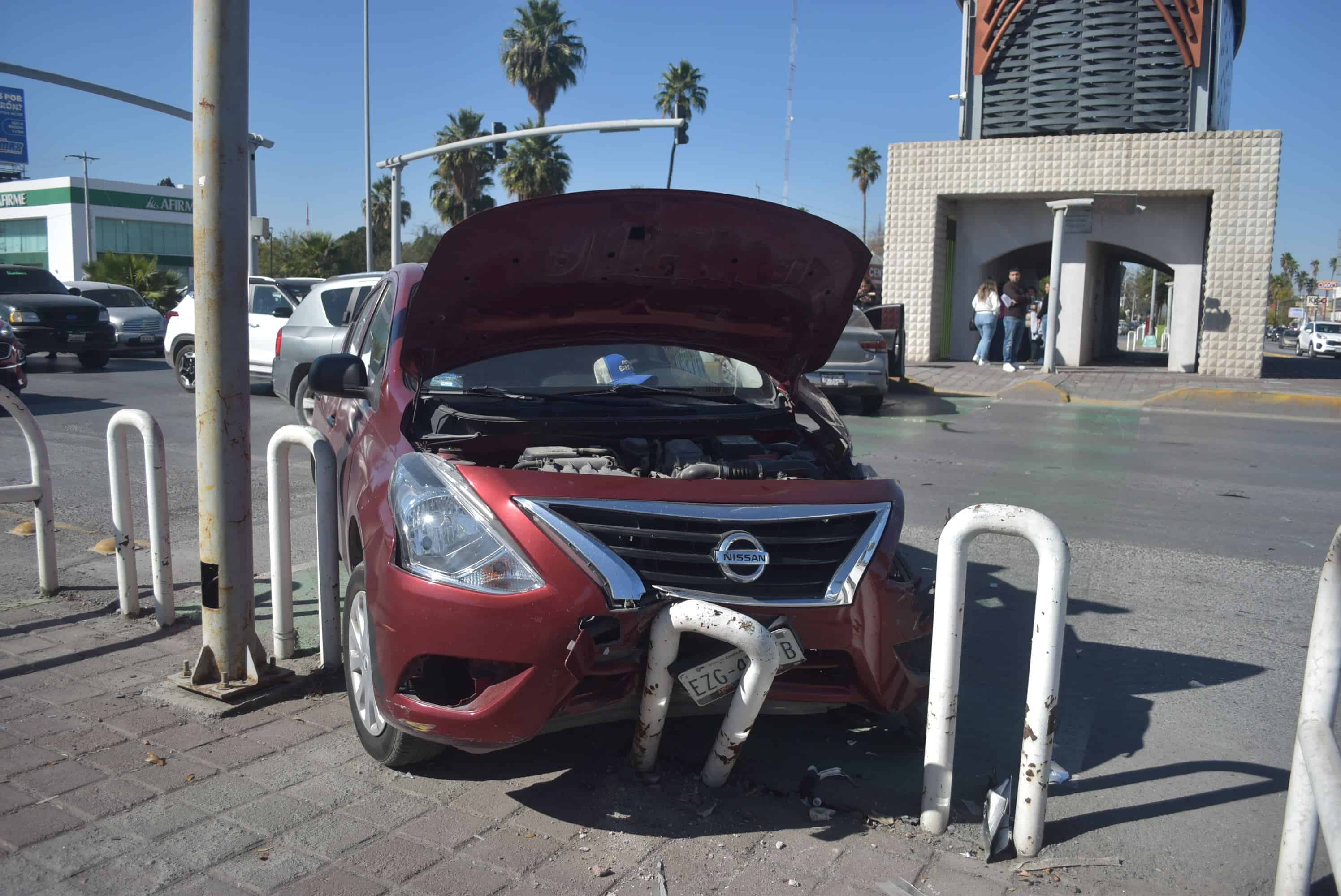 Se sube a ciclovía con  todo y auto 