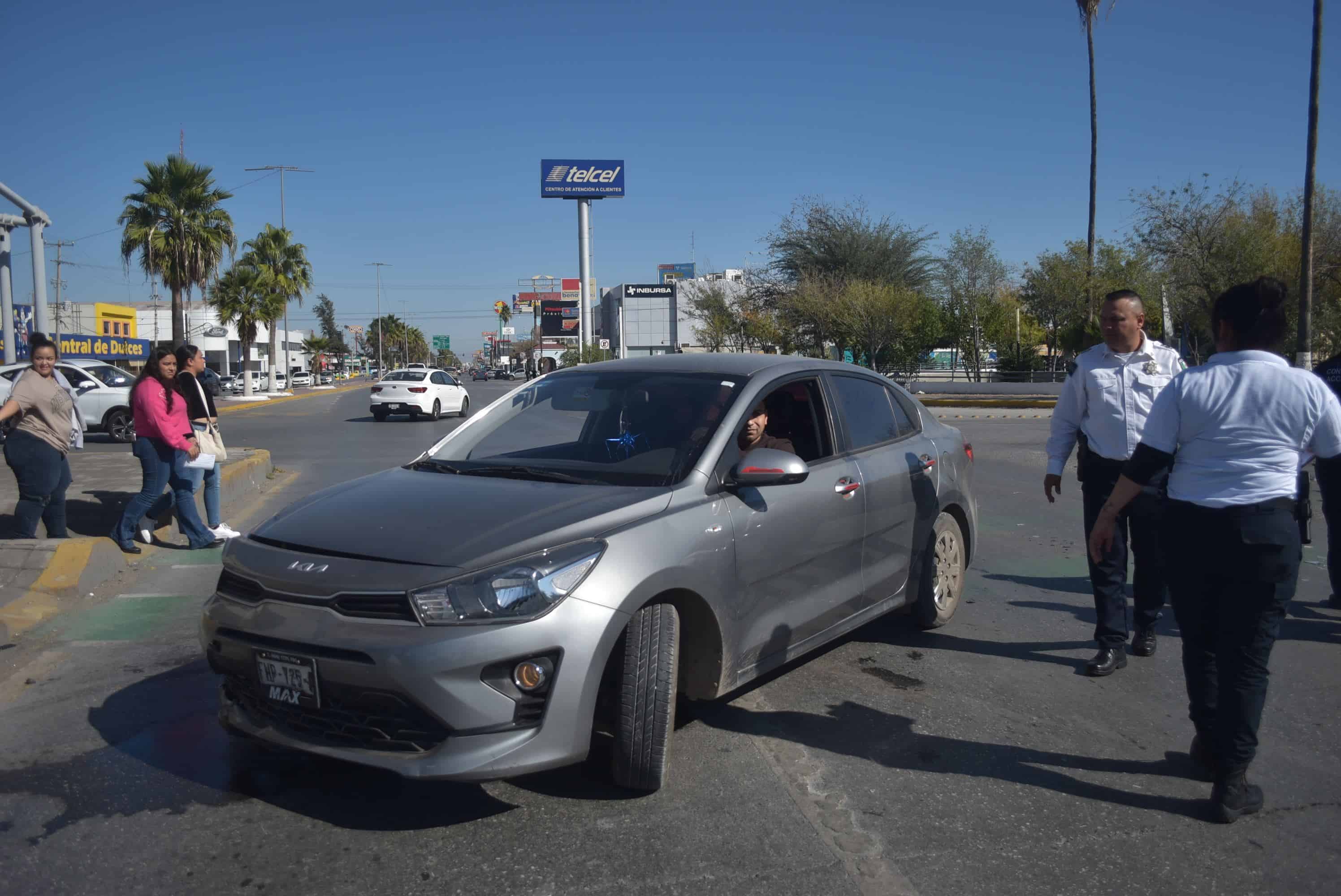 Se sube a ciclovía con  todo y auto 