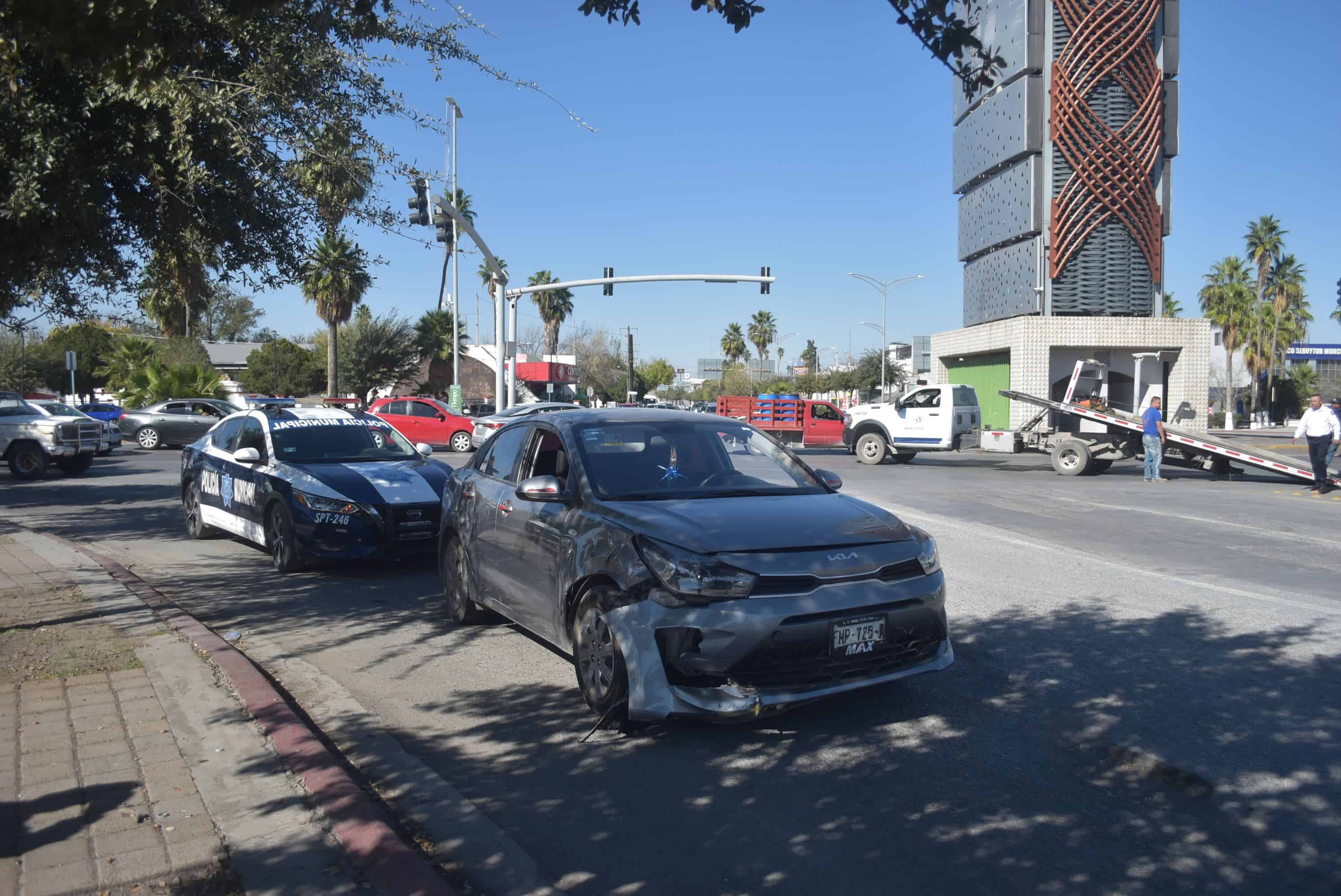 Se sube a ciclovía con  todo y auto 