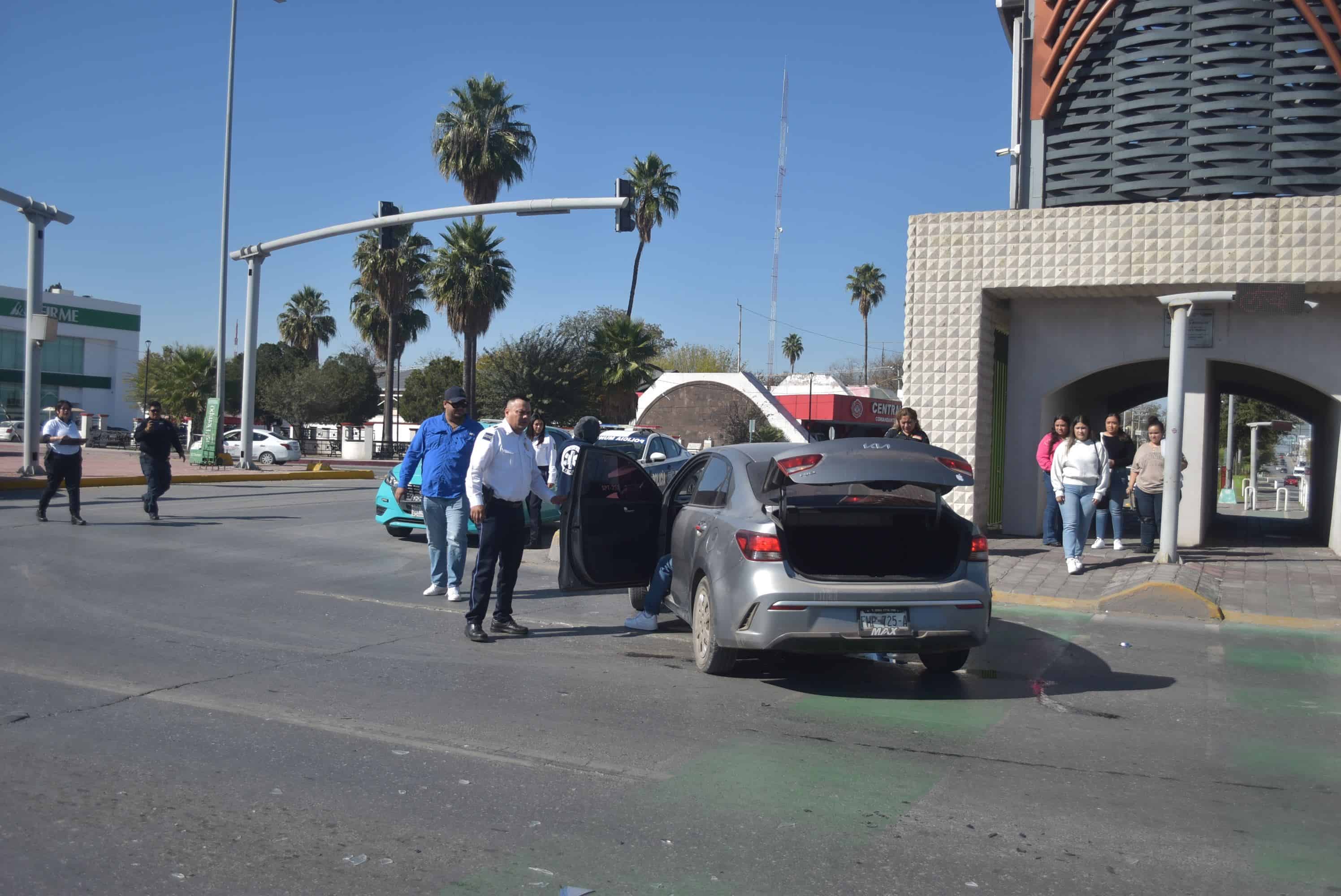 Se sube a ciclovía con  todo y auto 