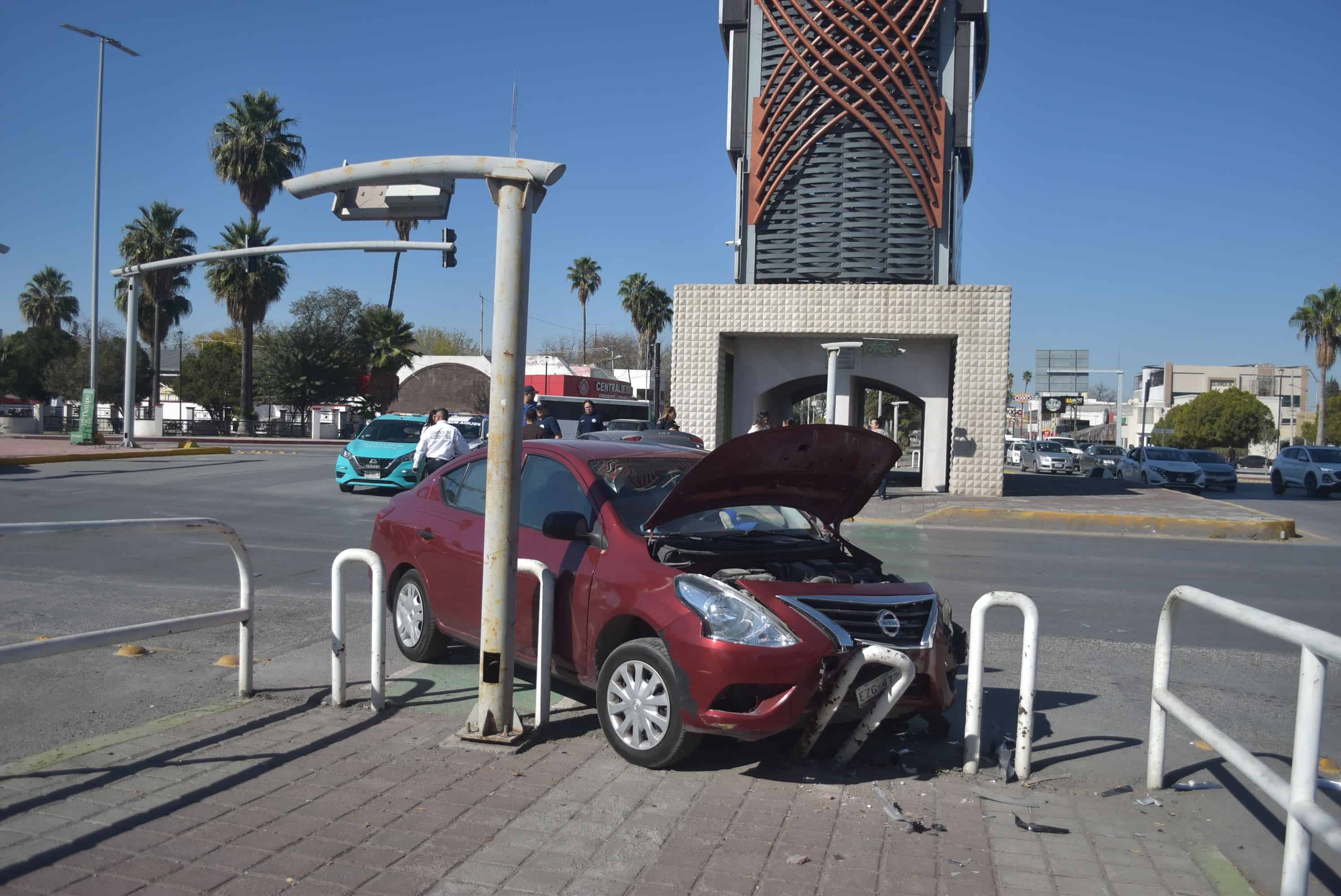 Se sube a ciclovía con  todo y auto 