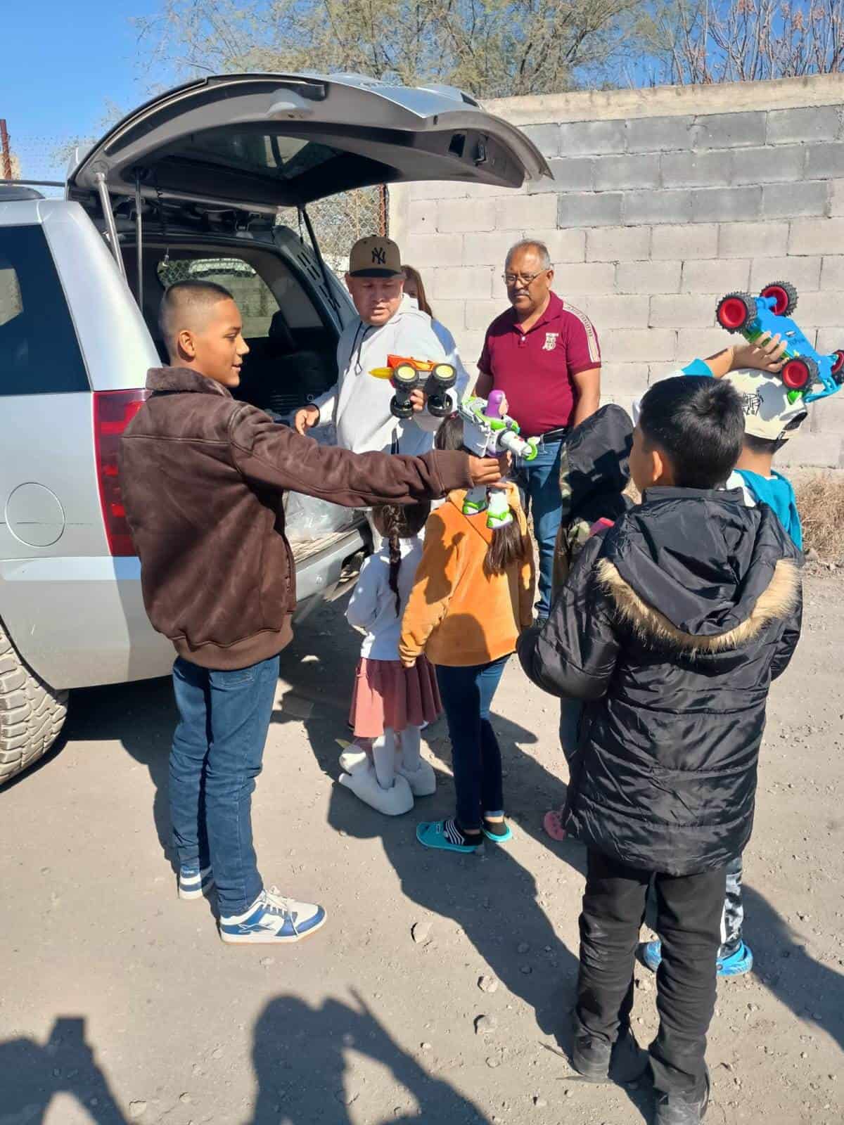 Se repartieron 450 juguetes en colonias vulnerables de Monclova.