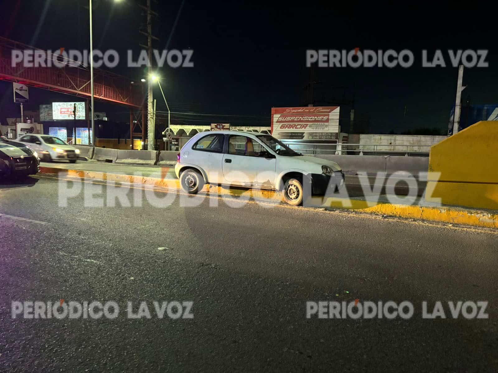 Trepa auto al camellón