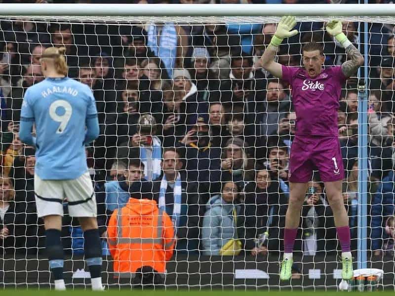 El truco de Pickford para atajarle el penal a Haaland.